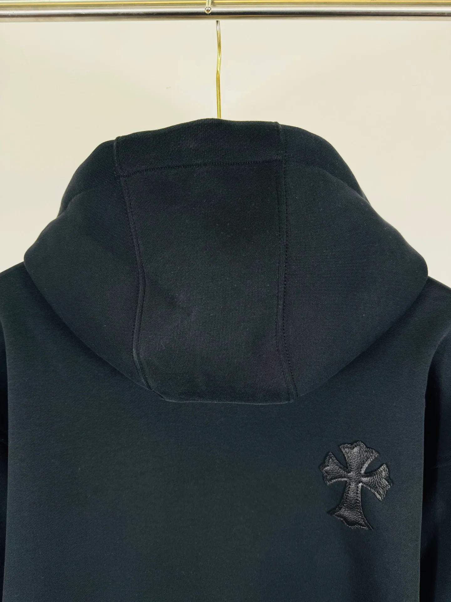P380 top version, real shot without P, ​​different from market currency) 𝗖𝗵𝗿𝗼𝗺𝗲 𝗛𝗲𝗮𝗿𝘁𝘀/Cro Heart 2025 washed and burned flower patch embroidered autumn and winter new original single counter American patchwork 3D three-dimensional couple casual cardigan plus velvet jacket 👑The highest version! Customized fabric 550g tripe terry fabric! American acid-washed and distressed original fabric, laser burning + patch embroidery, exquisite embroidery of letters! The best-selling model in the counter, very comfortable to wear. Accessories: original molded and authenticated collar label➕100% silk wash label. Genuine purchase-grade original hangtag➕matching hanging rope➕3D hanging beads➕original packaging bag. Craftsmanship: The original version has consistent wiring! The highest version of the armhole matching technique! Color: Black Size: S M L XL Style No.: 25-372